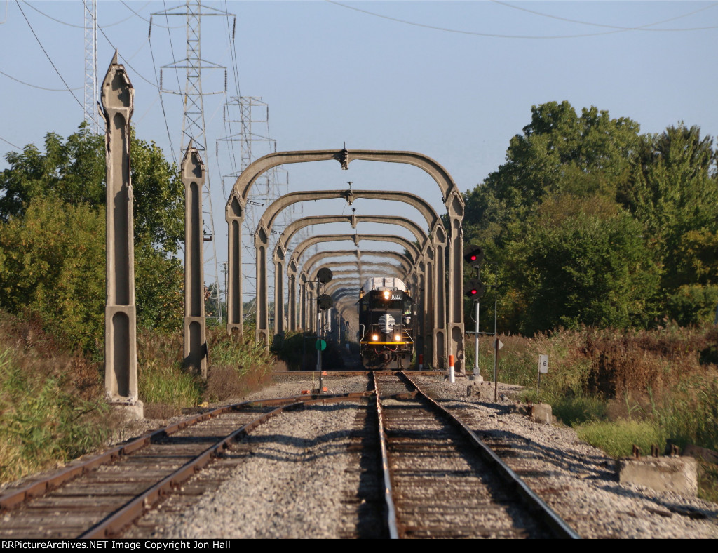 IC 1022 is about to hit the diamond at Penford as it leads L572 back south from Oakwood